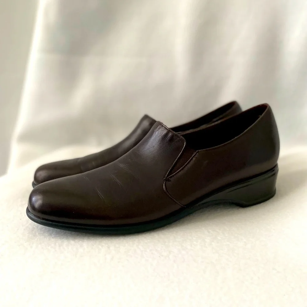 Munro American Proper Size Proper Fit Size 9 Brown Leather Slip On Walking Shoes